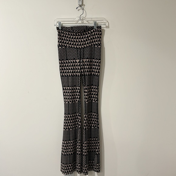 NEW • NIYAMA SOL • Women’s Super Flare Yoga Leggings Zigzag Brown / Black Medium - Picture 4 of 6